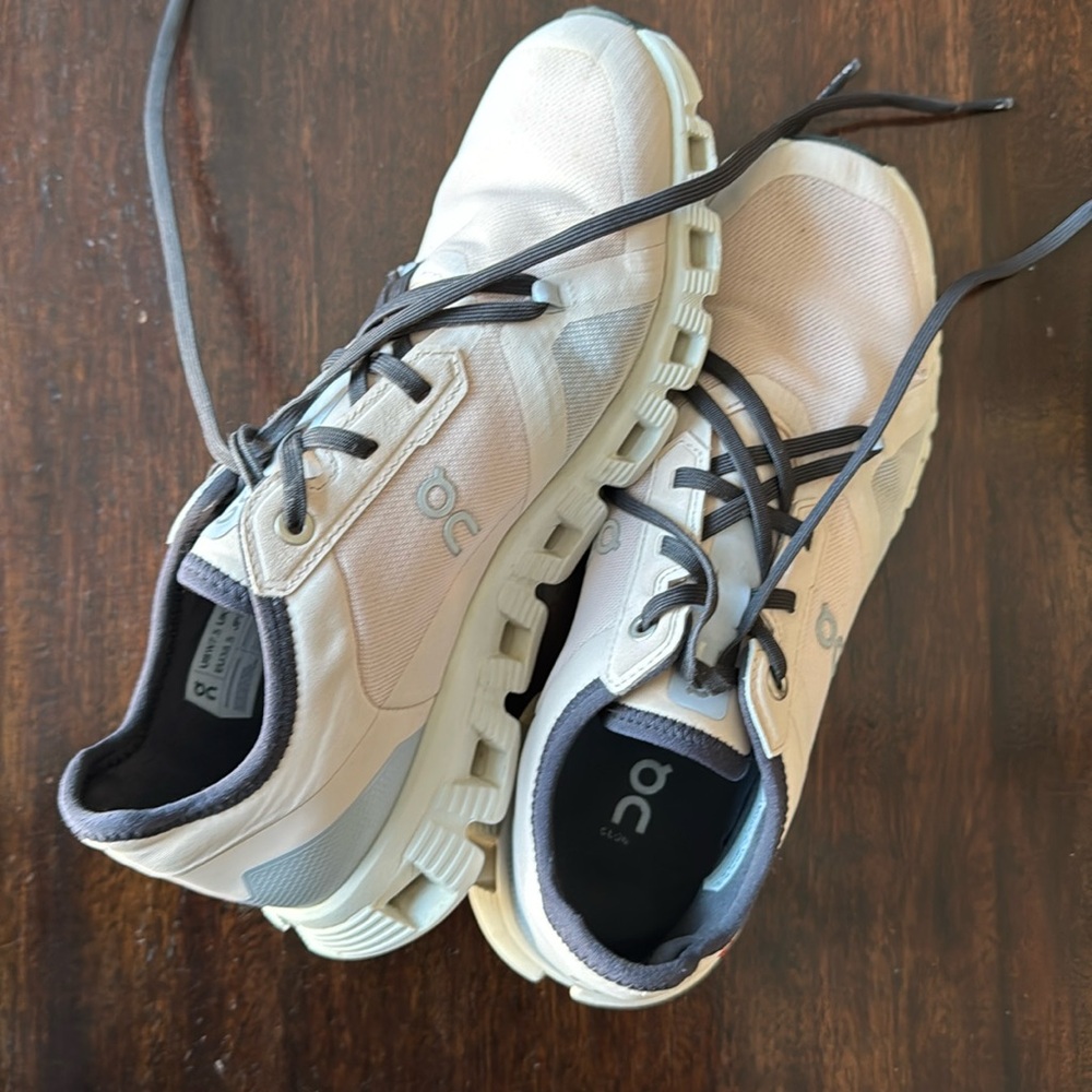 Women’s on cloud light pink size 7.5
Small tears at toe, shown in pictures